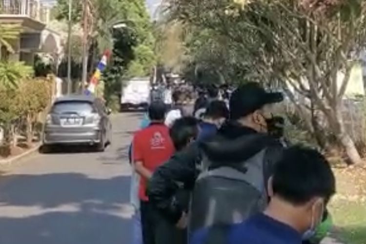 Antrean warga yang hendak mengikuti sidang tilang di Kejaksaan Negeri Jakarta Selatan, Tanjung Barat, Jakarta, Jumat (28/8/2020) pagi, mengular hingga satu kilometer. 