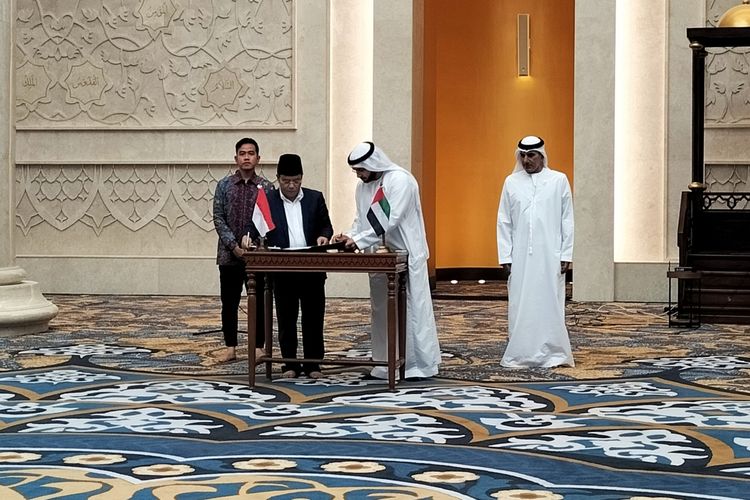 Dirjen Bimbingan Masyarakat (BIMAS) Islam Kementerian Agama Prof. Kamaruddin Amin dengan putra Presiden UEA, Sheikh Khaled bin Mohamed bin Zayed Al Nahyan, yang melakukan penandatanganan MoU pengelolaan Masjid Raya Sheikh Zayed Solo, Kamis (12/1/2022)