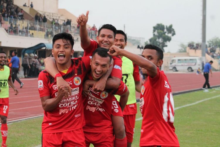 Pemain Semen Padang melakukan selebrasi usai menjebol gawang Persik