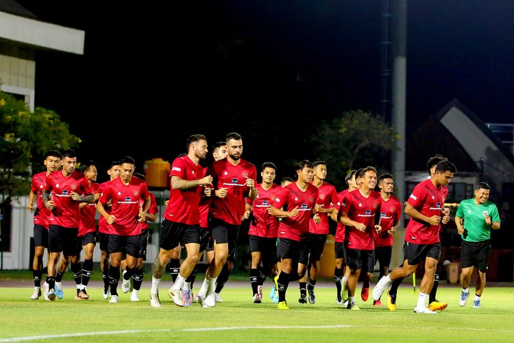 Jelang FIFA Matchday melawan Turkmenistan, Timnas Indonesia latihan besama di Lapangan Thor Surabaya, Selasa (6/9/2023) malam. 