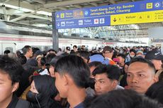 Stasiun Manggarai bak Lautan Manusia Siang Ini, Warga Berdesakan Melebihi Hari Kerja