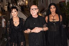 Kim Kardashian dan Kris Jenner Kompak Bergaya Gotik di Show Dolce & Gabbana