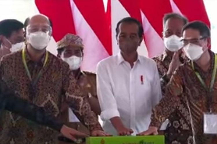 Presiden Joko Widodo melakukan groundbreaking pembangunan kawasan hijau di Kabupaten Bulungan, Kalimantan Utara (Kaltara), Selasa (21/12/2021).