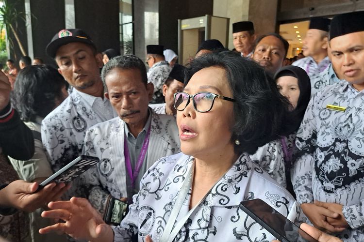 Ketua Umum Persatuan Guru Republik Indonesia (PGRI) Unifah Rosyidi memberikan keterangan pers seusai pembukaan Kongres XXIII PGRI di Hotel Grand Sahid Jaya, Jakarta, Sabtu (2/3/2024).