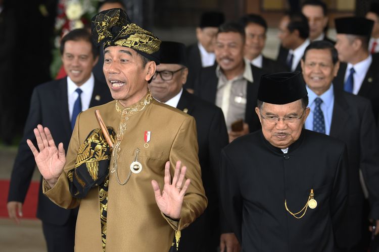Presiden Joko Widodo (kiri) bersama Wakil Presiden Jusuf Kalla (kanan) menyapa jurnalis usai Sidang Bersama DPD-DPR di Kompleks Parlemen, Senayan, Jakarta, Jumat (16/8/2019). 