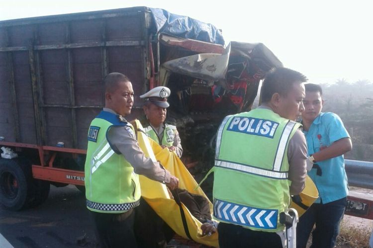 Kecelakaan tunggal di tol Palindra, kabupaten Ogan Ilir, Sumatera Selatan, Senin (22/10/2018). Dari kejadian tersebut, sopir dan kernet truk tewas dengan kondisi mengenaskan.