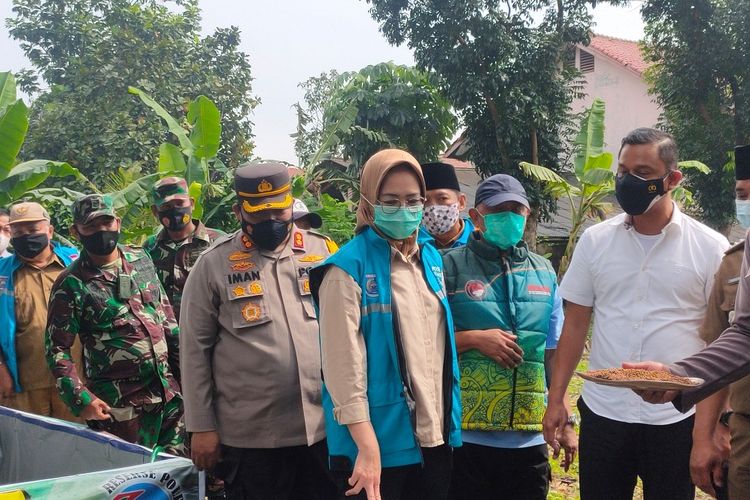 Wali Kota Tangerang Selatan Airin Rachmi Diany (tengah) saat meninjau Kampung Tangguh Jaya di kawasan Pamulang, Tangerang Selatan, Senin (15/2/2021)