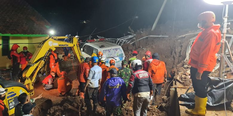 Bencana tanah longsor di Desa Cihanjuang, Kecamatan Cimanggung, Kabupaten Sumedang, Jawa Barat, terjadi pada Sabtu (9/1/2021). Dua kali longsor terjadi, yaitu pada pukul 16.00 WIB dan sekitar pukul 19.30 WIB. 