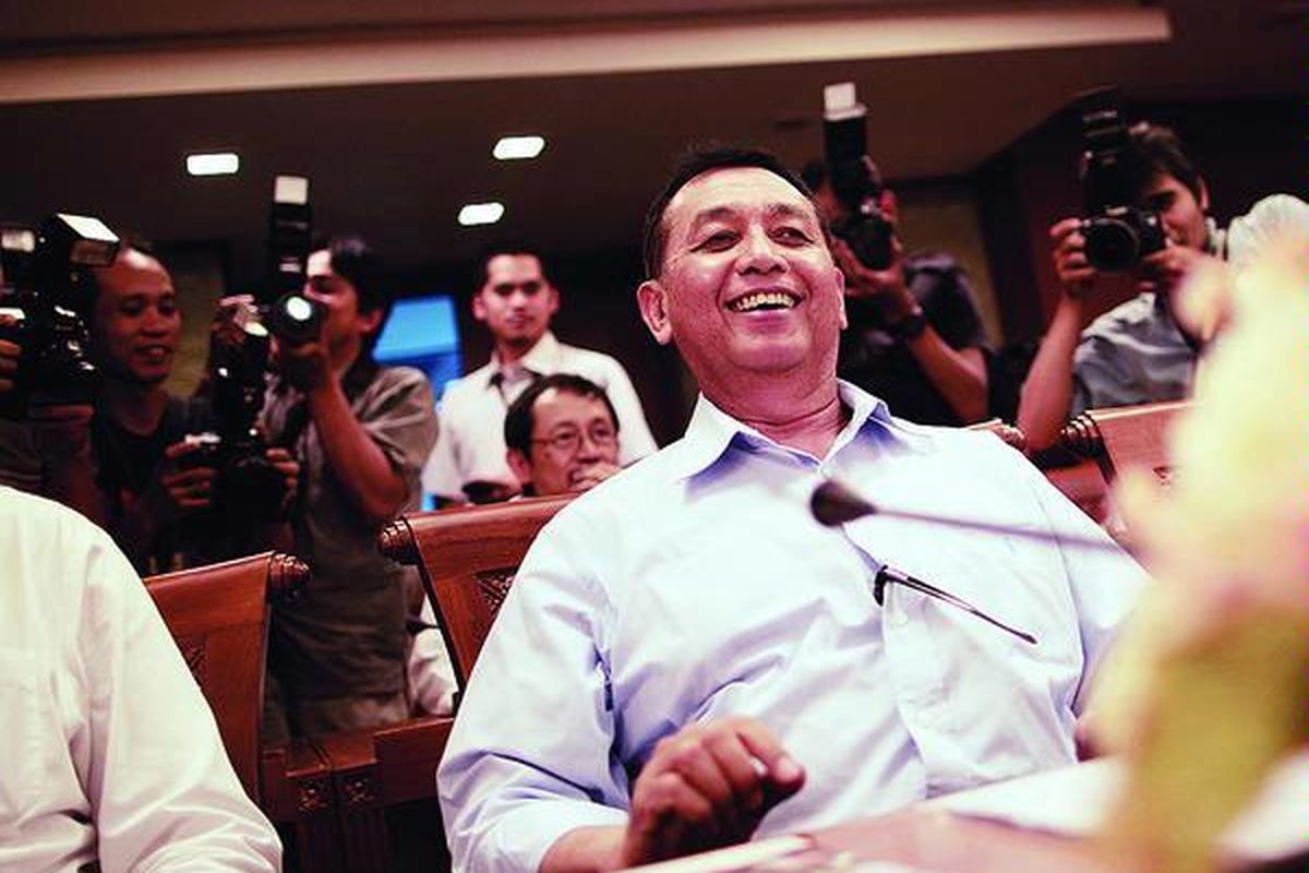 Direktur Utama PT Merpati Nusantara Airlines Rudy Setyopurnomo memenuhi panggilan Badan Kehormatan DPR di Gedung DPR, Jakarta, Selasa (27/11). Rudy memberikan keterangan terkait dugaan pemerasan anggota DPR terhadap badan usaha milik negara.