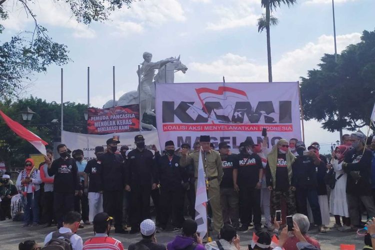 Presidium KAMI Gatot Nurmantyo menyampaikan orasi saat deklarasi KAMI di Alun-alun Kota Magelang, Jumat (18/9/2020).