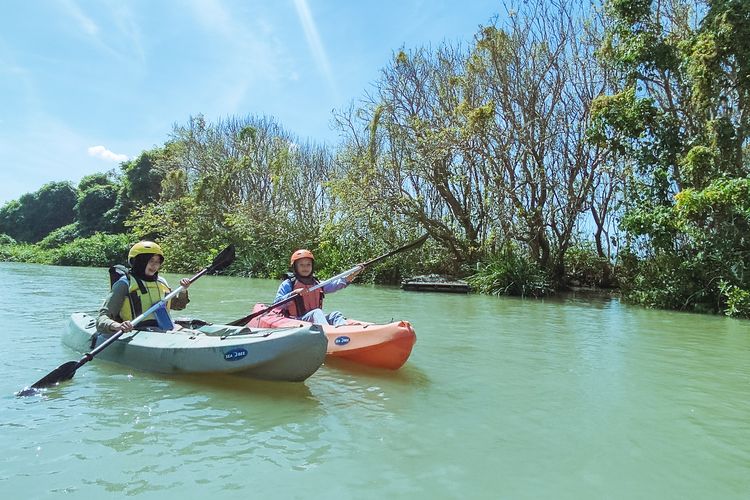 Wisata Kano Mangrove Baros, di Kretek, Bantul, Yogyakarta, yang menawarkan kegiatan susur sungai sembari melihat hutan mangrove dan panorama sunset. 
