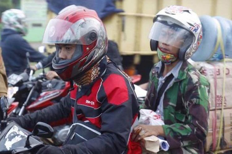 Kepadatan terjadi saat pemudik motor dan juga buruh pabrik yang pulang kerja melewati ruas jalan Kalimalang, Bekasi, Selasa (14/7/2015). Arus pemudik yang menggunakan motor diperkirakan akan melonjak mulai malam ini hingga H-1 Hari Raya Idul Fitri 1436 H.