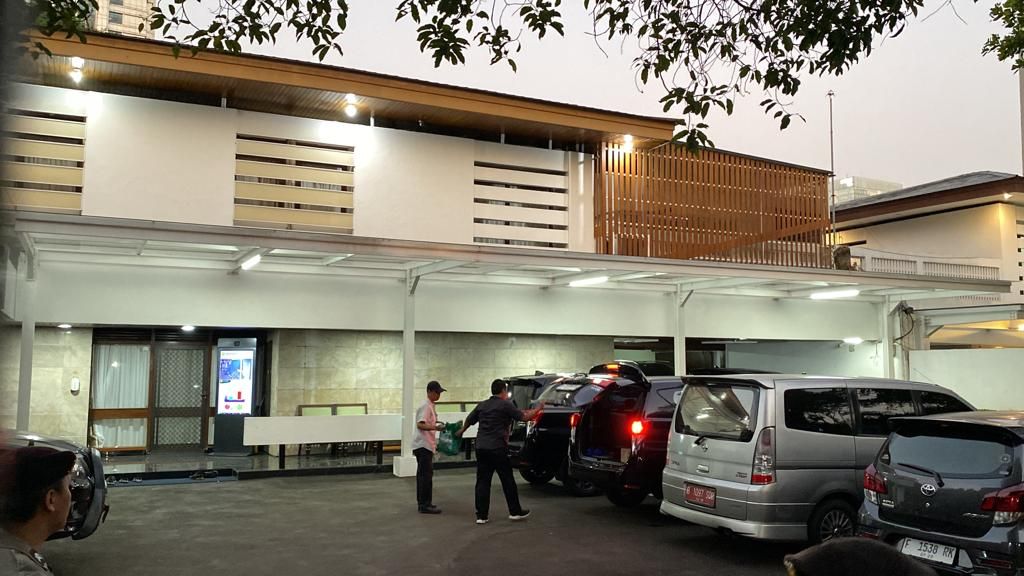 Mobil Keluar-Masuk hingga Advokat Datangi Rumah Syahrul Yasin Limpo yang Digeledah KPK