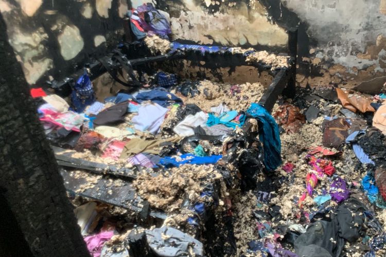 Kamar tidur di rumah milik Juwari (47) di RT 03/ RW 04, Dusun Kekep, Desa Tulungrejo, Kota Batu, Jawa Timur terbakar pada Minggu (2/7/2023).