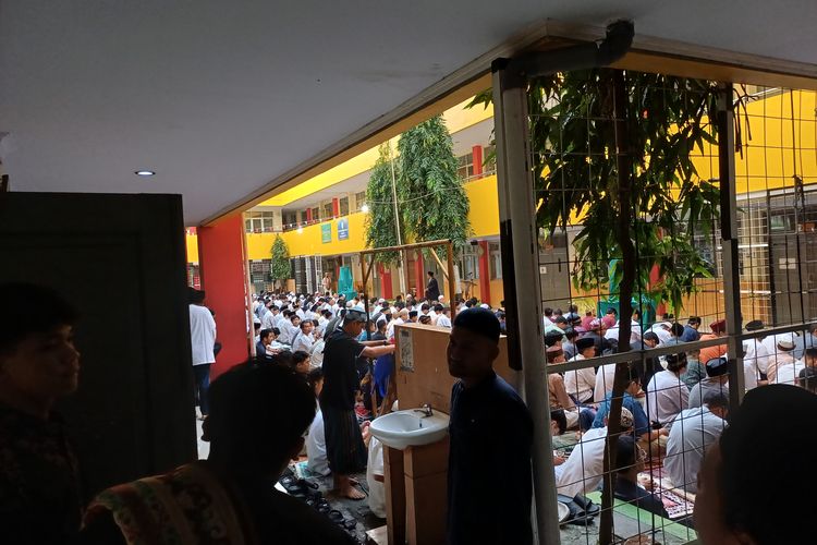 Warga Padati Perguruan Muhammadiyah Kebayoran Lama untuk Laksanakan Shalat Id