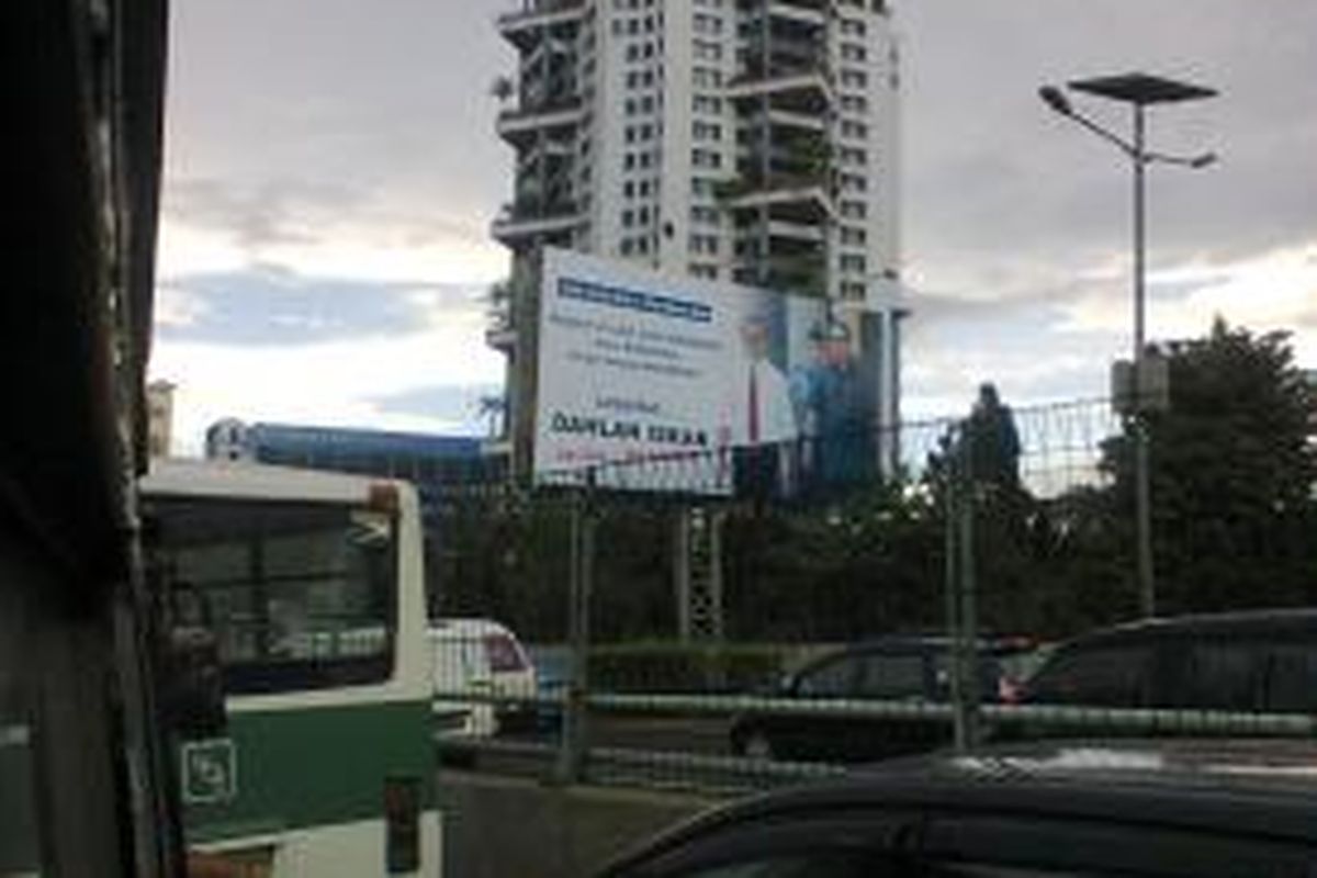 Reklame berukuran sangat besar berisi Presiden RI, Susilo Bambang Yudhoyono beserta Menteri BUMN, Dahlan Iskan di Jalan S Parman, Jakarta Barat.