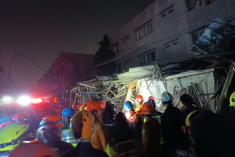 BERITA FOTO Ledakan di Tangsel: 1 Orang Tewas, 5 Bangunan Hancur, Mobil Terbalik