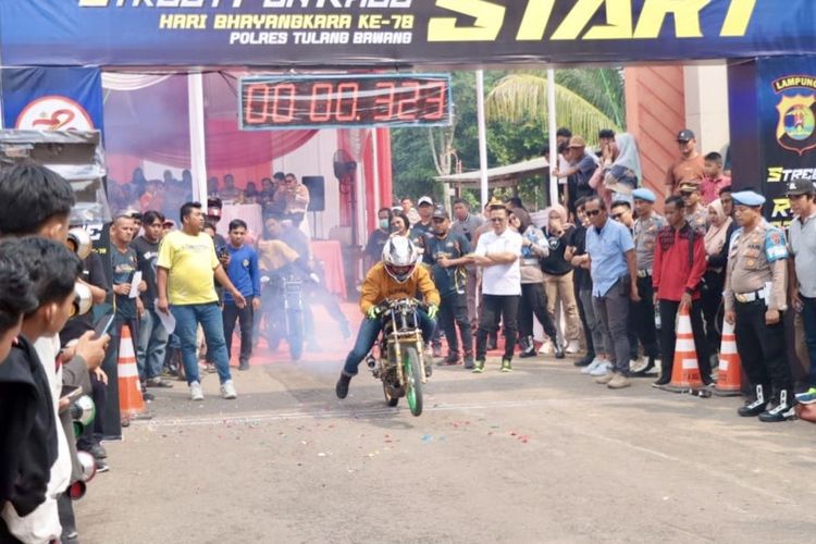 Peserta drag race bersiap memacu sepeda motornya, Sabtu (22/6/2024). Ajang balap ini digelar oleh Polres Tulang Bawang demi menghilangkan balap liar.