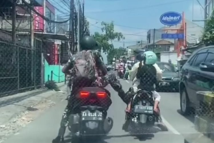 Tangkapan layar dari video seorang oknum anggota TNI yang menendang sepeda motor emak-emak di wilayah Jatiwarna, Pondok Gede, Kota Bekasi.