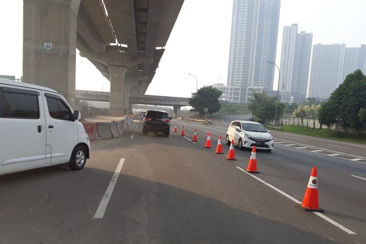 Contraflow di Jalan Tol Jakarta-Cikampek.