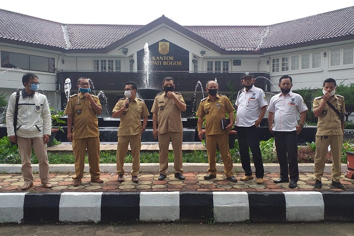 Sejumlah kepala desa yang tergabung dalam Asosiasi Pemerintah Desa Seluruh Indonesia (Apdesi) Kabupaten Bogor, mendatangi kantor bupati untuk memperbaiki data penyaluran tiga sumber bansos, Rabu (29/04/2020). 