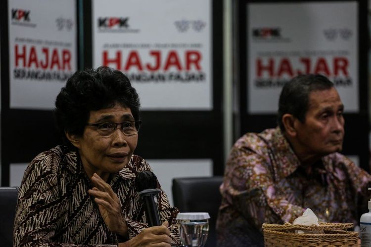 Ketua Dewas KPK Tumpak Hatorangan Panggabean (kanan) bersama anggota Dewas KPK Albertina Ho (kiri) menyampaikan keterangan pers terkait dugaan pelanggaran etik Firli Bahuri di Gedung Pusat Edukasi Antikorupsi atau Kantor Dewas KPK, Jakarta, Jumat (8/12/2023). Dewan Pengawas (Dewas) Komisi Pemberantasan Korupsi (KPK) menyatakan akan melanjutkan proses dugaan pelanggaran etik Firli Bahuri ke persidangan etik terkait kasus dugaan pertemuan antara Firli Bahuri dengan Syahrul Yasin Limpo. ANTARA FOTO/Asprilla Dwi Adha/foc.