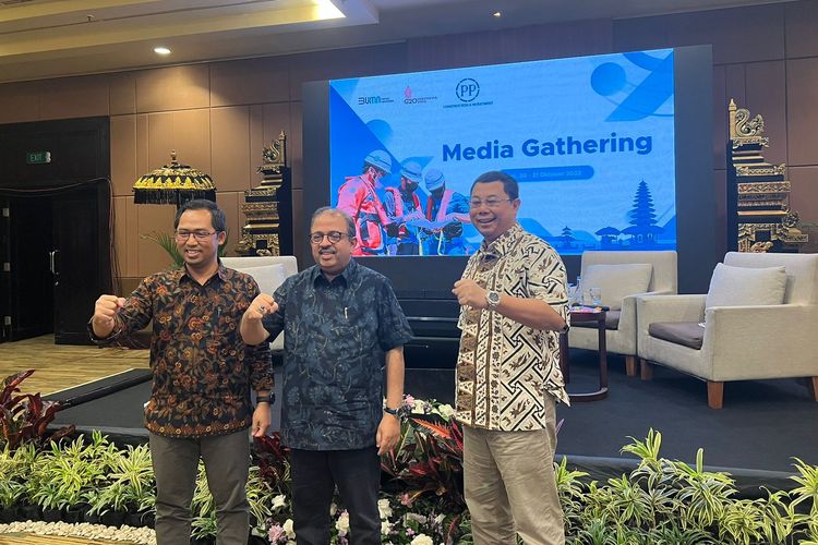 (ki-ka): Senior Vice President PT PP (Persero) Tbk Bakhtiyar Effendi, Direktur Utama PP Novel Arsyad, Direktur  Keuangan dan Manajemen Risiko Agus Purbianto usai media gathering di Bali, Jumat (21/10/2022).