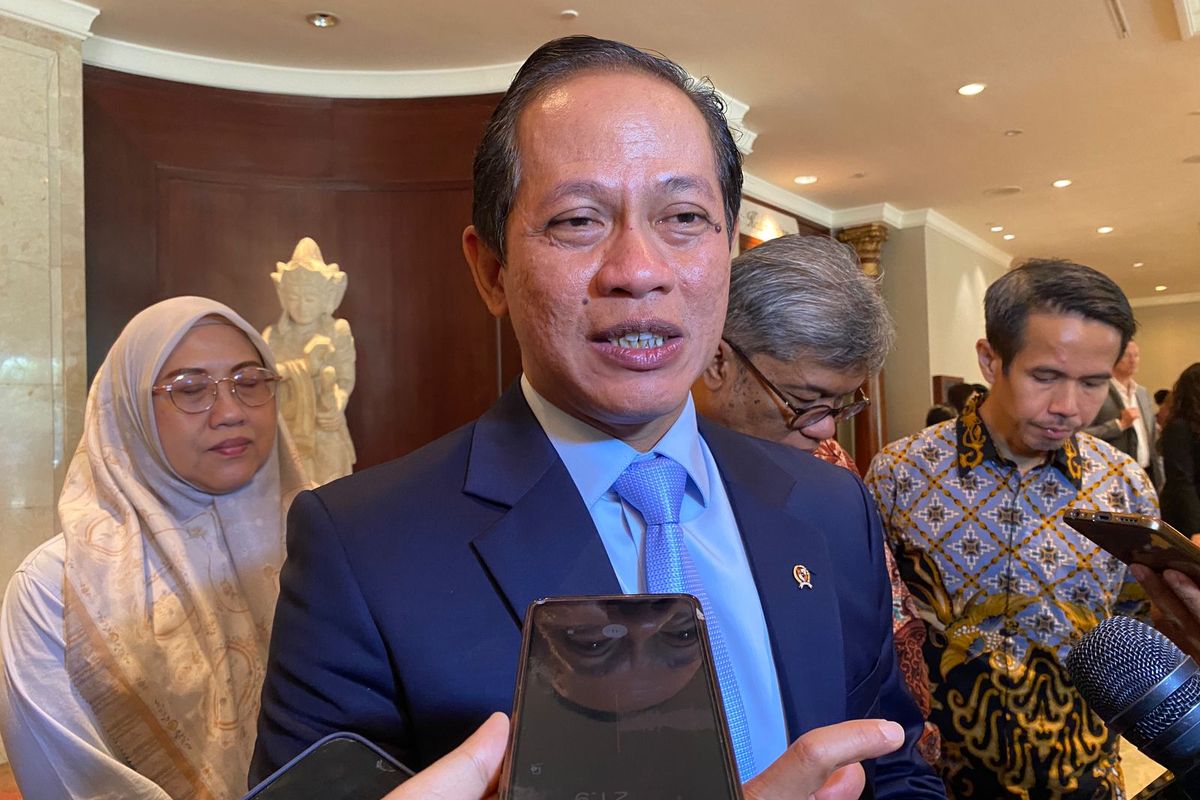 Menteri LH Hanif Faisol Nurofiq menjelaskan soal pengelolaan sampah, di Jakarta Pusat, Kamis (21/8/2025). 