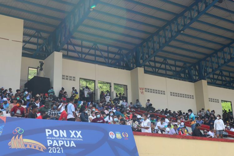 Antusiasme yang tinggi ditunjukkan masyarakat Papua untuk menyaksikan partai final cabor sepakbola putra PON XX Papua 2021 antara Papua melawan Aceh di Stadion Mandala Kota Jayapura, Kamis (14/10/2021) siang.