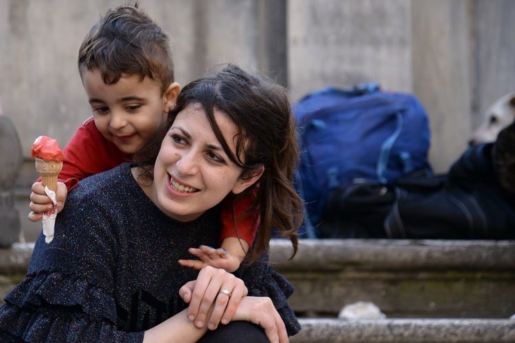 Nour (32) bercengkerama dengan putranya Riad (3) di kota Roma, Italia. Nour adalah bagian dari 12 pengungsi Suriah yang dibawa Paus Fransiskus ke Italia ketika dia berkunjung ke Pulau Lesbos, Yunani.