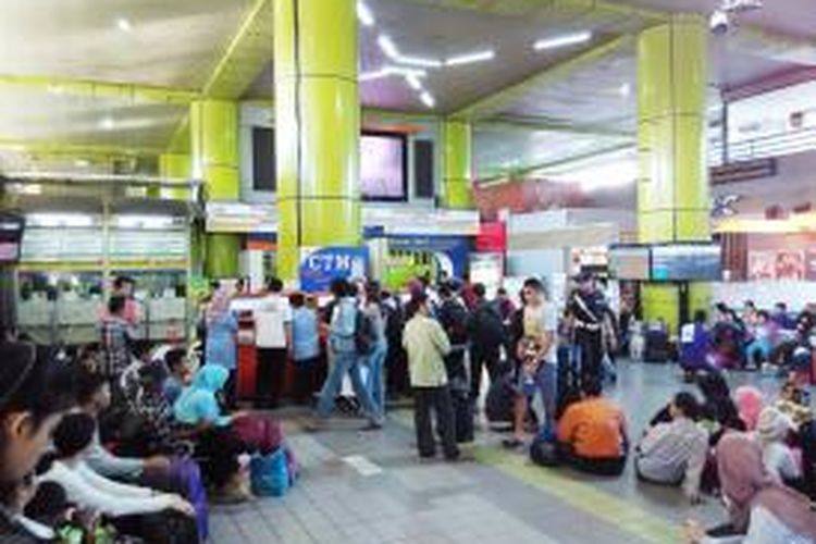 IIustrasi: Calon penumpang KA di Stasiun Gambir.