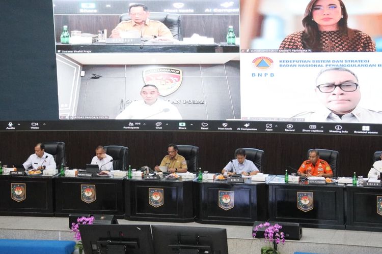 Menteri Dalam Negeri (Mendagri) Muhammad Tito Karnavian memimpin Rapat Koordinasi (Rakor) Pusat dan Daerah dalam Rangka Mengantisipasi Momentum Natal Tahun 2025 dan Tahun Baru 2026 yang dilakukan secara daring dan offline di Sasana Bhakti Praja, Gedung C Lantai 3, Kantor Pusat Kementerian Dalam Negeri (Kemendagri), Jakarta, Senin (1/12/2025).