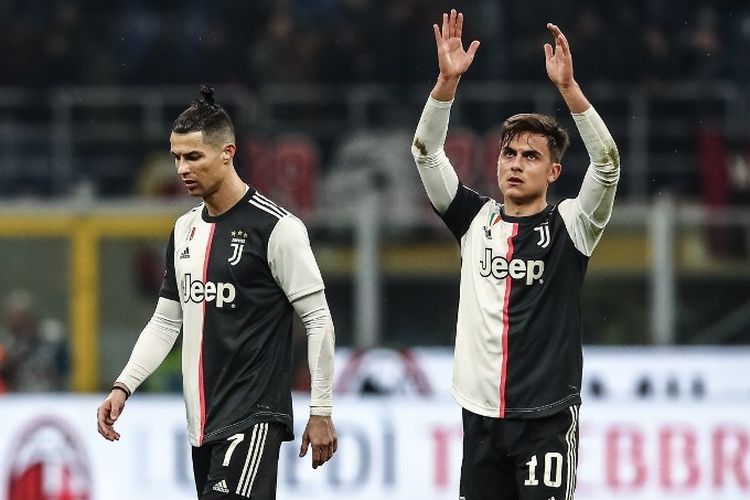 Penyerang Argentina asal Argentina Paulo Dybala (kanan) mengakui publik ketika penyerang Portugis asal Portugal Cristiano Ronaldo melewati pada akhir pertandingan sepak bola leg pertama semifinal Piala Italia (Coppa Italia) AC Milan vs Juventus Turin pada 13 Februari 2020 di stadion San Siro di Milan.