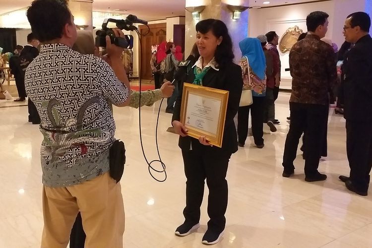 Kepala Sekolah TK Kristen Penabur Kota Wisata, Sri Lestari, terpilih dalam kompetisi Guru dan Tenaga Kependidikan Berprestasi dan Berdedikasi 2019. Sri mempresentasikan Strategi 3DsE dalam kompetisi tingkat nasional itu. 