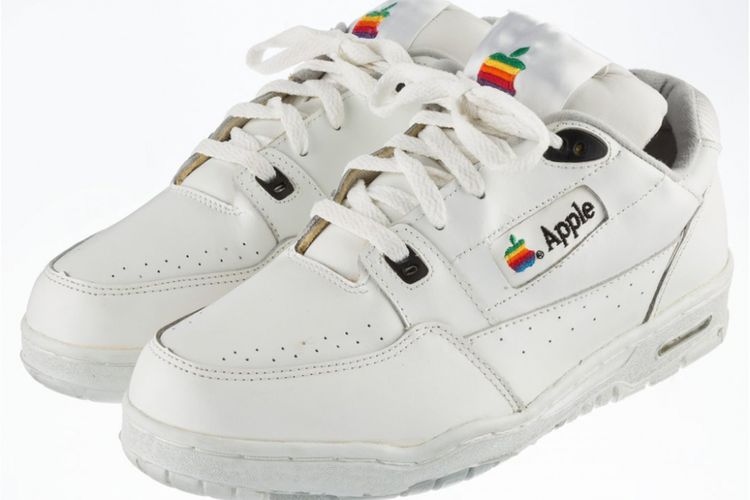 Sepatu sneaker yang dibuat Apple untuk karyawannya pada pertengahan tahun 1990-an.