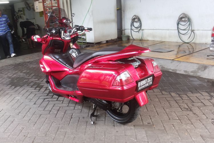 Honda PCX milik Ibnu Aditya yang diubah bak Goldwing.  