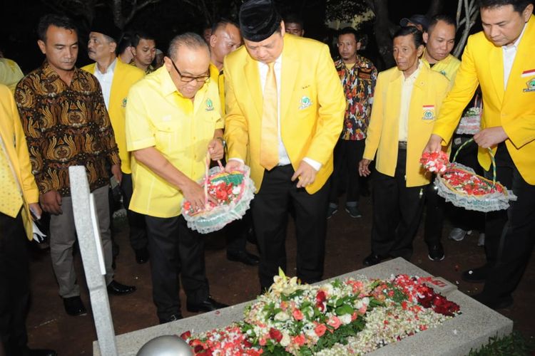 Ketua Umum Partai Golkar, Airlangga Hartarto, berziarah ke Taman Makam Pahlawan Kalibata, Jakarta Selatan, Sabtu (19/10/2019).