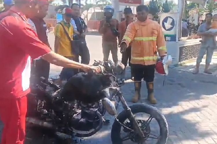 Kendaaran sepeda motor Suzuki Thunder yang terbakar saat dipindahkan petugas SPBU Klatak Banyuwangi, Kamis (16/5/2024).