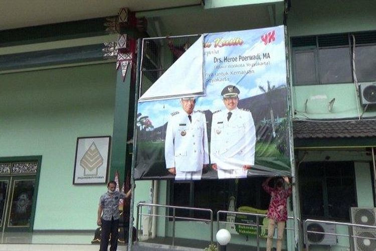 Banner ucapan terimakasih untuk Haryadi Suyuti yang berada di depan Grha Pandawa Balaikota Yogyakarta dicopot, Jumat (03/06/2022)
