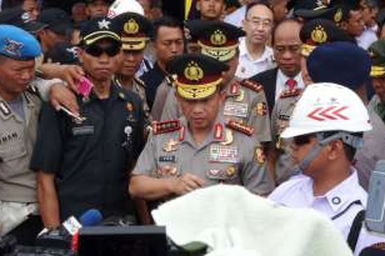 Kepala Polri Jenderal Tito Karnavian seusai menjadi inspektur upacara dalam HUT Satpam di Lapangan Silang Monas Jakarta, Sabtu (14/1/2017).