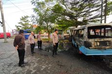 Angkutan Kota Salatiga Terbakar saat Parkir di Depan Ruko