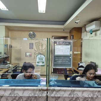 Sejumlah petugas money changer Dolarindo Cabang Samanhudi, Jakarta, Jumat (29/5/2026).