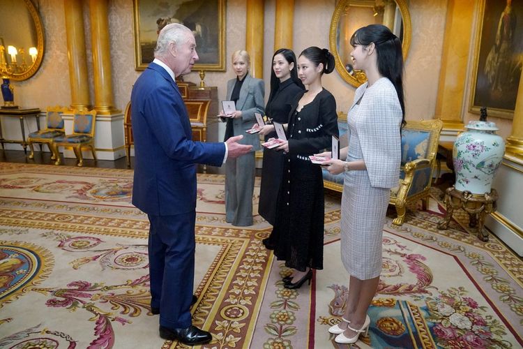 Raja Charles III memberikan gelar kehormatan MBE kepada anggota BLACKPINK; Jennie, Rose, Lisa, dan Jisoo.