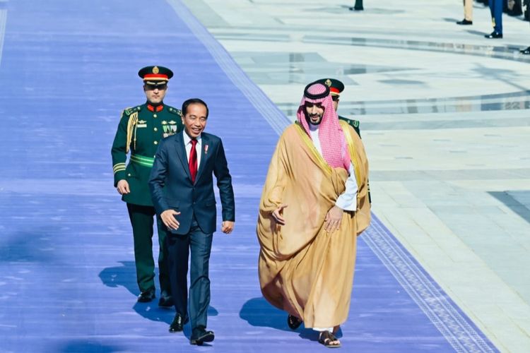 Presiden Joko Widodo saat bertemu dengan  Perdana Menteri (PM) Kerajaan Arab Saudi Mohammed bin Salman al-Saud di Istana Al-Yamamah, Riyadh, pada Kamis (19/10/2023).