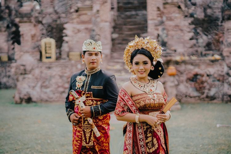 Ilustrasi pernikahan dengan busana adat Bali.