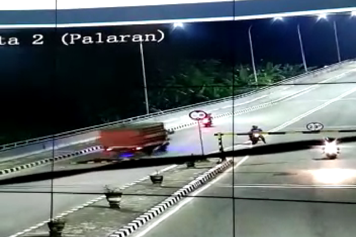 Rekaman CCTV truk menabrak portal Jembatan Mahkota II pada Senin (2/12/2019) malam pukul 22.14 WITA. 