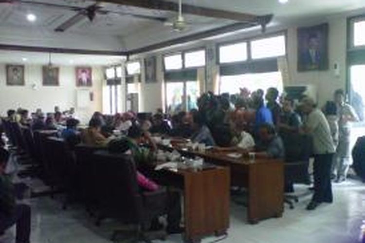 Ratusan perangkat desa mendatangi DPRD Kabupetn Magelang, Jumat (20/2/2015).