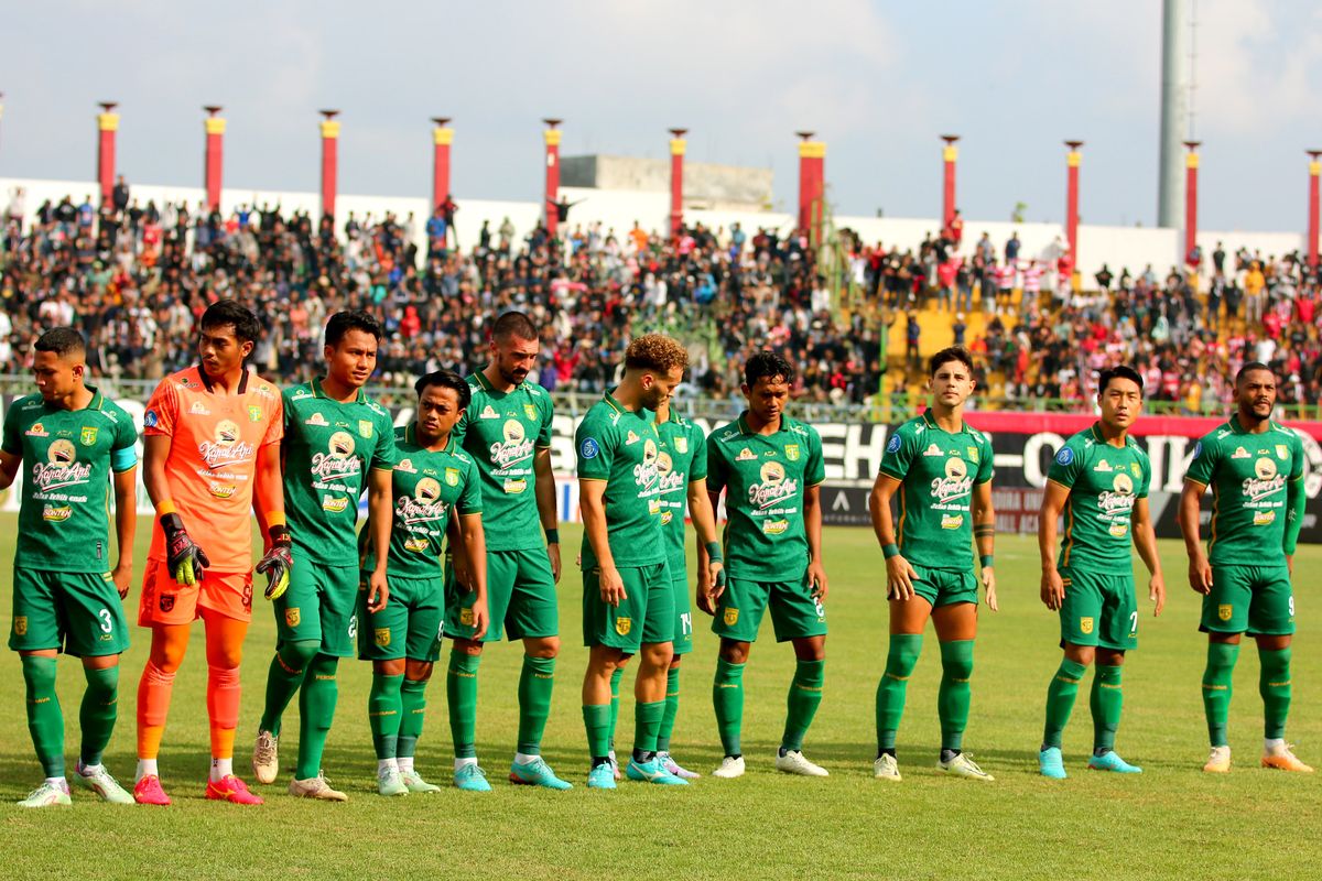 Pemain Persebaya Surabaya jelang dimulainya pertandingan pekan ke-12 Liga 1 2023-2024 melawan Madura United yang berakhir dengan skor 3-0 di Stadion Gelora Bangkalan, Minggu (17/9/2023) sore. Terkini, Persebaya bermain imbang 1-1 dengan Dewa United pada laga pekan ke-14, Sabtu (30/9/2023).