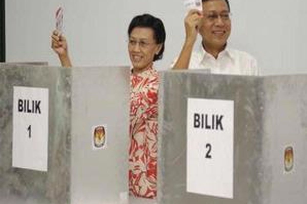 Calon wakil presiden Boediono didampingi istri Herawati menggunakan hak pilihnya dalam Pilpres 2009 di tempat pemungutan suara (TPS) 96 Sawitsari, Condong Catur, Depok, Sleman, DI Yogyakarta, Rabu (8/7). 