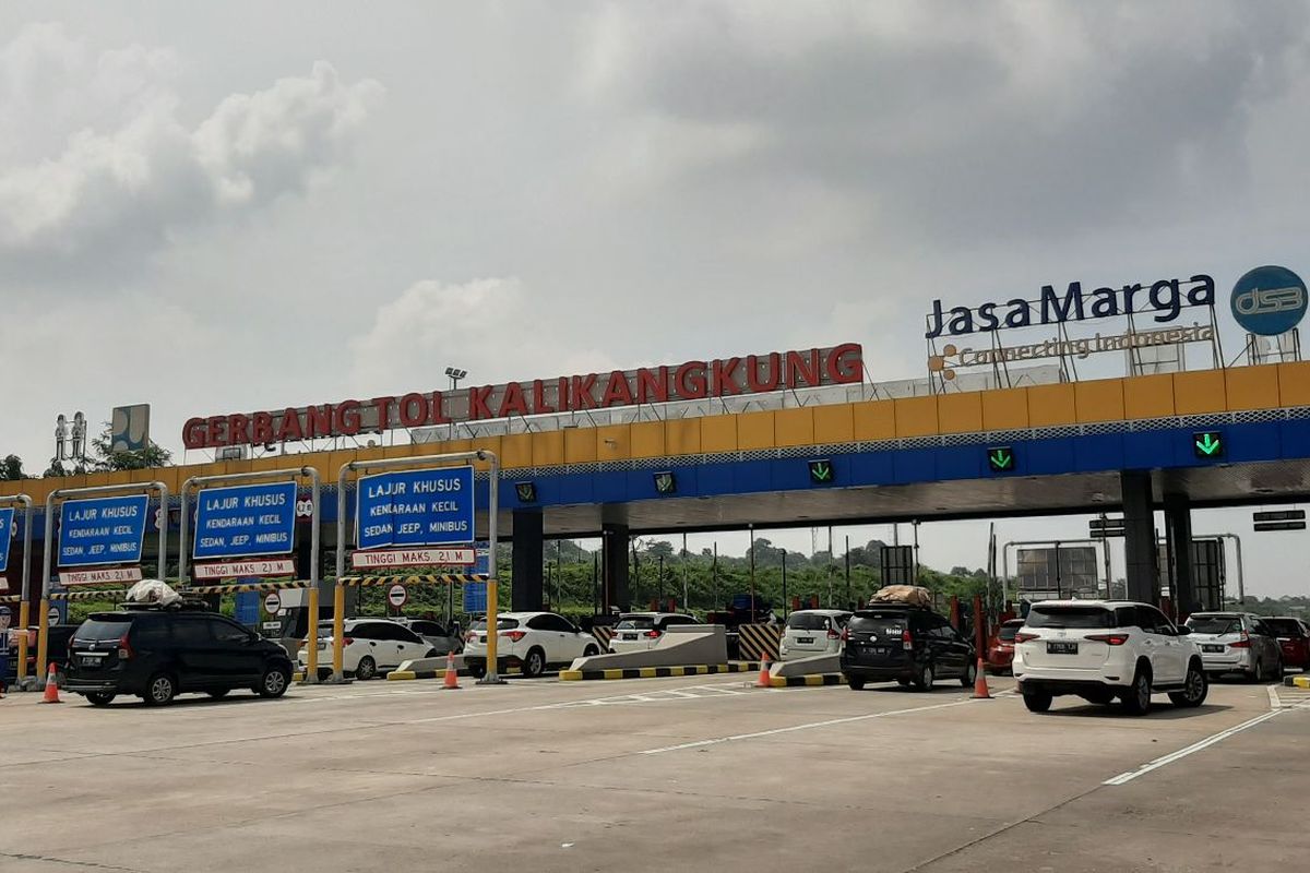 Arus mudik di GTKalikangkung Semarang, Sabtu (30/4/2022). Berikut rincian tarif Tol Semarang-Batang terbaru 2023 pada setiap rute untuk semua golongan kendaraan.
